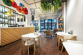 Siam Subway Hostel and Café