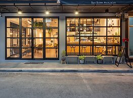 Siam Subway Hostel and Café