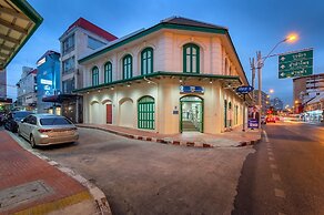 Siam Subway Hostel and Café