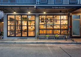 Siam Subway Hostel and Café