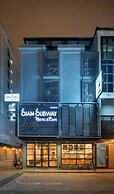Siam Subway Hostel and Café
