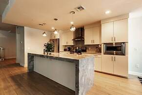 City Luxury Oasis! 3 Level Condo With 360 Roof!