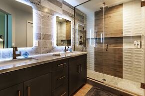 City Luxury Oasis! 3 Level Condo With 360 Roof!