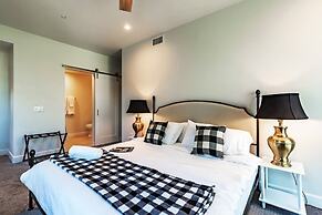City Luxury Oasis! 3 Level Condo With 360 Roof!