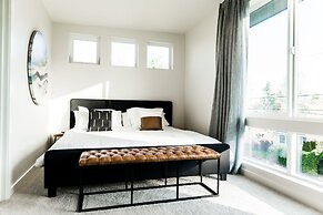 Sky Mark Lux 2 - Seattle's Best Modern 3BD HomeTel