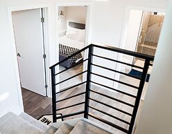 Sky Mark Lux 2 - Seattle's Best Modern 3BD HomeTel