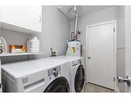 ELM - Modern 4BD / Private Pool & Walk to Biltmore