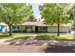 ELM - Modern 4BD / Private Pool & Walk to Biltmore