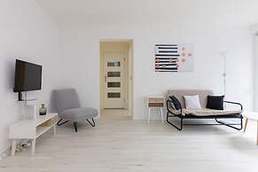 Rondo ONZ Sunny Apartment