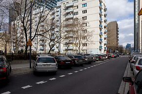 Rondo ONZ Sunny Apartment