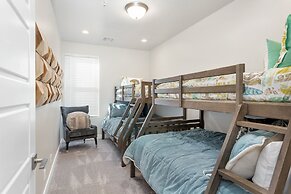 Family Fun Getaway #2333 5 Bedroom Townhouse by Redawning