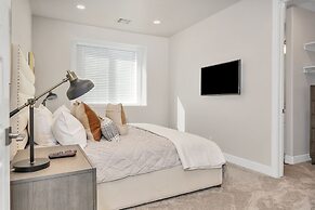 Family Fun Getaway #2333 5 Bedroom Townhouse by Redawning