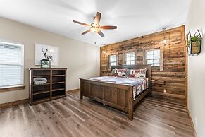 White Tail Summit - Sleeps 33 10 Bedroom Home by RedAwning