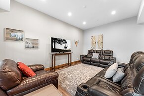 White Tail Summit - Sleeps 33 10 Bedroom Home by RedAwning