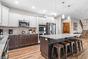 White Tail Summit - Sleeps 33 10 Bedroom Home by RedAwning