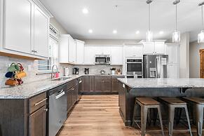 White Tail Summit - Sleeps 33 10 Bedroom Home by RedAwning