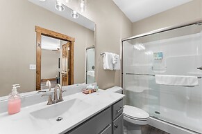 White Tail Summit - Sleeps 33 10 Bedroom Home by RedAwning