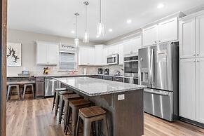 White Tail Summit - Sleeps 33 10 Bedroom Home by RedAwning