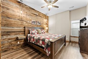 White Tail Summit - Sleeps 33 10 Bedroom Home by RedAwning
