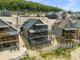 White Tail Summit - Sleeps 33 10 Bedroom Home by RedAwning