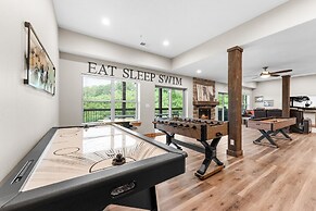 White Tail Summit - Sleeps 33 10 Bedroom Home by RedAwning