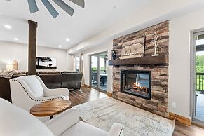 White Tail Summit - Sleeps 33 10 Bedroom Home by RedAwning