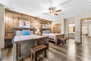 White Tail Summit - Sleeps 33 10 Bedroom Home by RedAwning