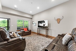 White Tail Summit - Sleeps 33 10 Bedroom Home by RedAwning