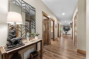 White Tail Summit - Sleeps 33 10 Bedroom Home by RedAwning