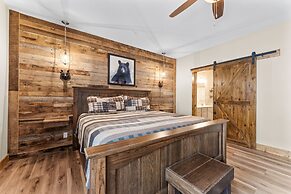 White Tail Summit - Sleeps 33 10 Bedroom Home by RedAwning