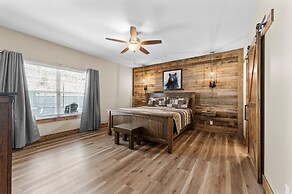 White Tail Summit - Sleeps 33 10 Bedroom Home by RedAwning