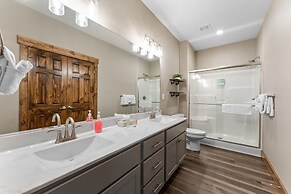 White Tail Summit - Sleeps 33 10 Bedroom Home by RedAwning