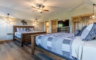Ozarks Peak - Sleeps 25 7 Bedroom Home by RedAwning