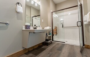 Ozarks Peak - Sleeps 25 7 Bedroom Home by RedAwning