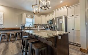 Ozarks Peak - Sleeps 25 7 Bedroom Home by RedAwning