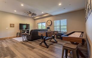 Ozarks Peak - Sleeps 25 7 Bedroom Home by RedAwning