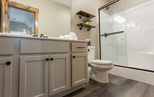 Ozarks Peak - Sleeps 25 7 Bedroom Home by RedAwning