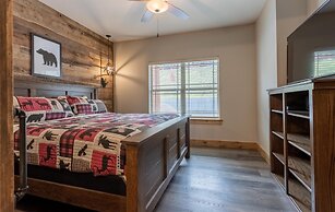 Ozarks Peak - Sleeps 25 7 Bedroom Home by RedAwning