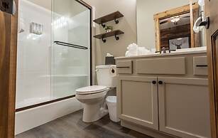 Ozarks Peak - Sleeps 25 7 Bedroom Home by RedAwning