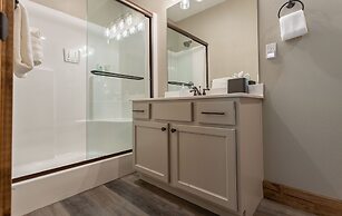 Ozarks Peak - Sleeps 25 7 Bedroom Home by RedAwning