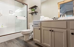 Ozarks Peak - Sleeps 25 7 Bedroom Home by RedAwning