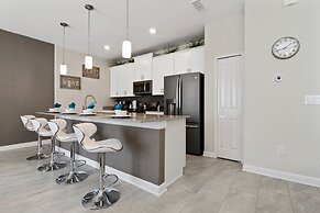 Four Bedroom Close to Disney w/ Screened Pool @StoreyLake 4910