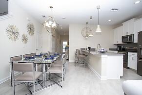 Stunning 5 Bd w/ Pool Close to Disney 8955