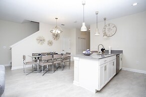 Stunning 5 Bd w/ Pool Close to Disney 8955