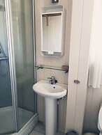 StayPlus 3BR City Apartment With Garden