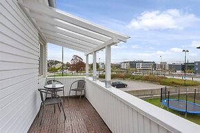 StayPlus 3BR City Apartment With Garden