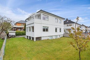 StayPlus 3BR City Apartment With Garden