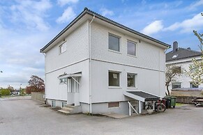 StayPlus 3BR City Apartment With Garden