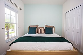 Four Bedroom w/ Screened Pool Close to Disney 4563