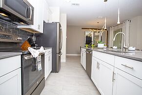 Gorgeous 4 Bedroom w/ Pool Close to Disney 4836